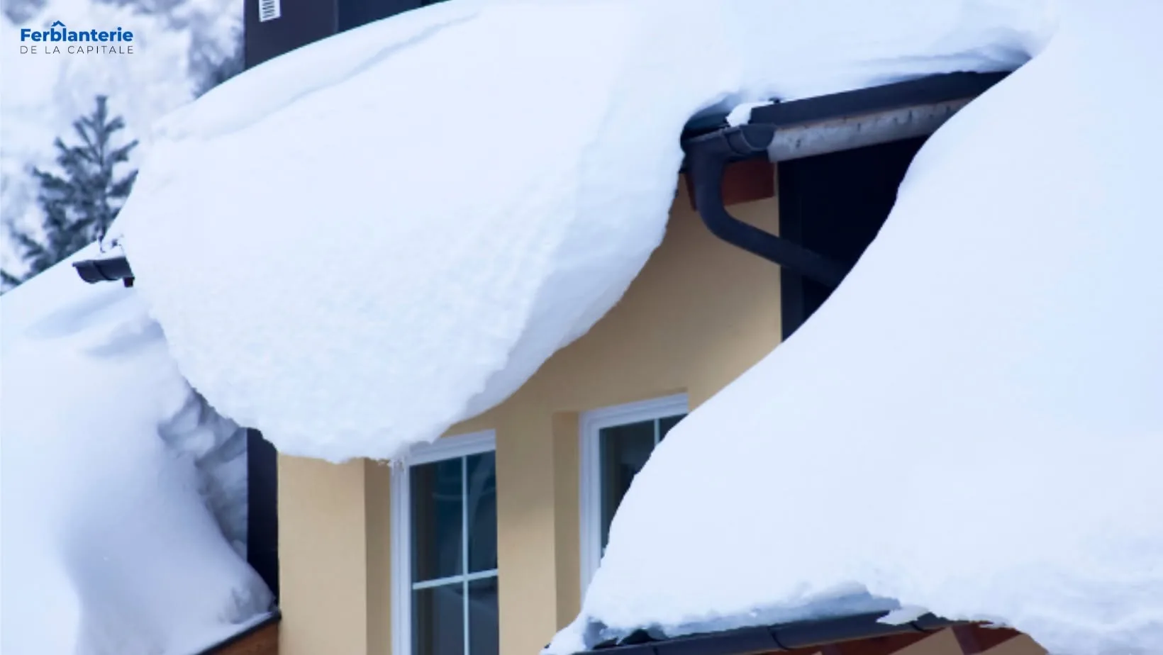 Neige accumulée retenue sur un débord de toit en hiver